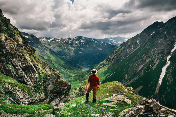 فرد طبیعتگرد ایستاده در حال تماشای منطره کوهستان